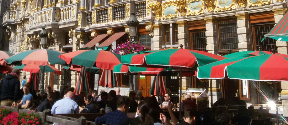 Kurze Cafépause am Großen Markt von Brüssel Kurze Cafépause am Großen Markt von Brüssel